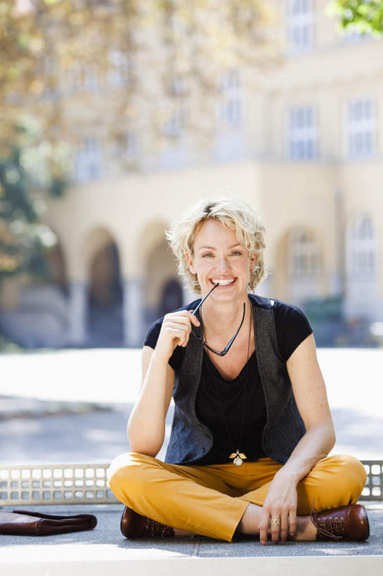 西方人,一个人,商务人士,商务女性,家,坐,笑,盘腿,微笑,露齿笑,竖图,室外,白天,正面,植物,道路,路,公路,书籍,欧洲,欧洲人,仅一个女性,仅一个人,握,阴影,套装,光线,眼镜,影子,房屋,屋子,交通,拿,拿着,注视,楼房,住宅,树,树木,绿色,黑色,阳光,自然,观察,看,仅一个中年女性,金色,握着,生长,成长,观看,察看,关注,商务装,近视眼镜,工薪阶层,女人,女性,中年女性,白种人,卷发,白领,上班族,书,图书,马路,盘腿而坐,盘膝,盘着腿的,盘着腿坐,双腿交叉,坐着,彩图,全身,房子,短发