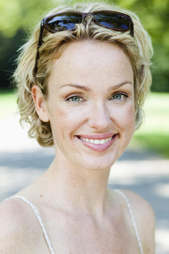 西方人,脸,头,脸颊,一个人,站,笑,微笑,露齿笑,竖图,室外,特写,正面,裙子,草地,草坪,植物,道路,路,欧洲,欧洲人,仅一个女性,仅一个人,阴影,连衣裙,朦胧,模糊,光线,墨镜,眼镜,影子,小路,交通,注视,肩膀,草,树,树木,绿色,白色,黑色,阳光,自然,太阳镜,太阳眼镜,观察,看,站着,仅一个中年女性,金色,遮阳镜,生长,成长,观看,吊带裙,察看,关注,女人,女性,中年女性,白种人,头部,卷发,脸部,脸蛋,面部,站立,半身,彩图,短发