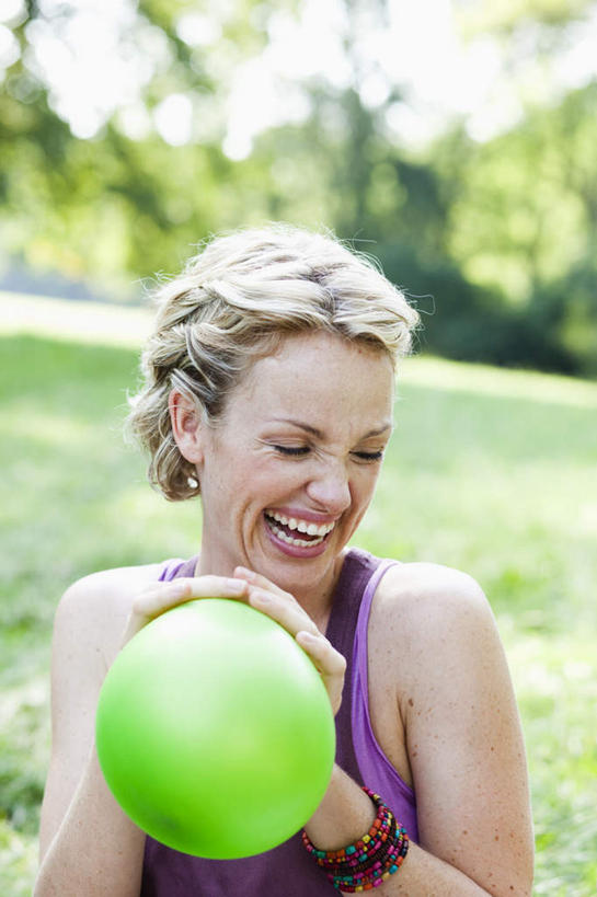 西方人,一个人,站,笑,微笑,露齿笑,竖图,室外,白天,正面,草地,草坪,植物,道路,路,欧洲,欧洲人,仅一个女性,仅一个人,握,阴影,服装,朦胧,模糊,装饰,光线,背心,影子,塑料,小路,交通,拿,拿着,注视,装饰品,草,树,树木,一个,衣服,绿色,紫色,阳光,自然,气球,饰品,手链,首饰,塑料制品,观察,看,站着,仅一个中年女性,金色,橡胶,握着,服饰,手镯,生长,单个,成长,观看,华丽,修饰,点缀,察看,衣着,穿着,关注,镯子,橡胶制品,衬托,美观,雅致,雅观,衣饰,女人,女性,中年女性,白种人,卷发,站立,半身,彩图,短发