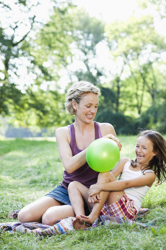西方人,儿童,中年人,两个人,家庭,母亲,女儿,坐,跪,笑,微笑,露齿笑,竖图,室外,白天,正面,纯洁,草地,草坪,植物,欧洲,欧洲人,握,阴影,服装,装饰,光线,背心,影子,塑料,拿,拿着,注视,草,树,树木,一个,小孩,衣服,绿色,紫色,白色,天空,阳光,自然,气球,塑料制品,天,观察,看,温暖,温馨,母女,一家人,橡胶,可爱,母爱,童年,童趣,握着,服饰,生长,单个,成长,观看,华丽,修饰,点缀,和睦,察看,衣着,穿着,关注,童真,橡胶制品,烂漫,无邪,衬托,美观,雅致,雅观,衣饰,天真,女孩,女人,女性,中年女性,白种人,孩子,跪着,坐着,彩图,全身,融洽,女生