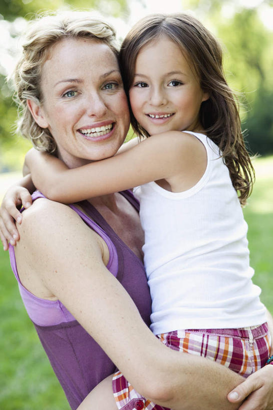 西方人,儿童,中年人,头发,两个人,家庭,母亲,女儿,站,抱,笑,微笑,露齿笑,竖图,室外,白天,侧面,纯洁,草地,草坪,植物,吊带,欧洲,欧洲人,阴影,服装,光线,影子,棕色,注视,吊带衫,草,树,树木,小孩,衣服,绿色,紫色,白色,天空,阳光,自然,天,观察,看,站着,温暖,温馨,母女,一家人,金色,可爱,母爱,童年,童趣,服饰,生长,成长,抱着,观看,和睦,察看,搂着,衣着,穿着,关注,童真,烂漫,无邪,衣饰,天真,女孩,女人,女性,中年女性,白种人,孩子,搂,搂抱,站立,半身,彩图,融洽,女生