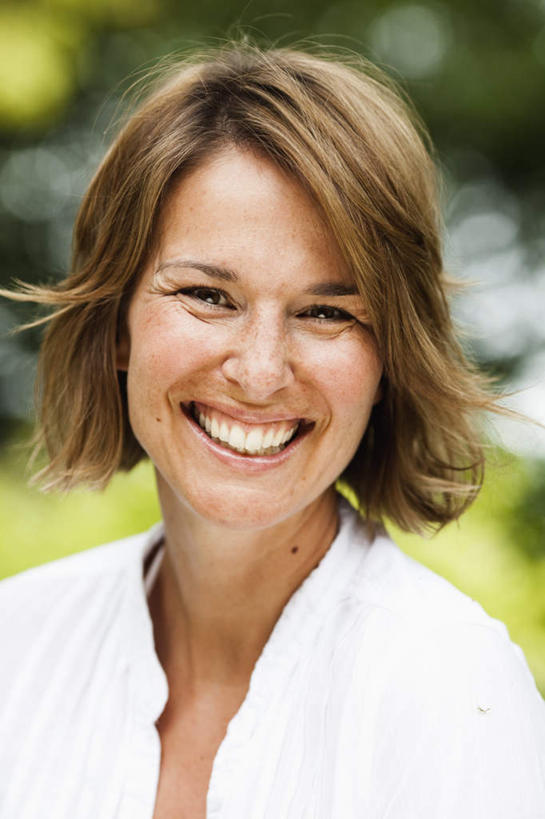 西方人,脸,头,脸颊,一个人,站,笑,微笑,露齿笑,竖图,室外,特写,白天,正面,草地,草坪,植物,欧洲,欧洲人,仅一个女性,仅一个人,服装,朦胧,模糊,棕色,注视,休闲装,肩膀,草,树,树木,衣服,绿色,白色,自然,观察,看,站着,仅一个中年女性,休闲,休闲服,服饰,生长,成长,观看,察看,关注,女人,女性,中年女性,白种人,头部,卷发,脸部,脸蛋,面部,站立,半身,彩图