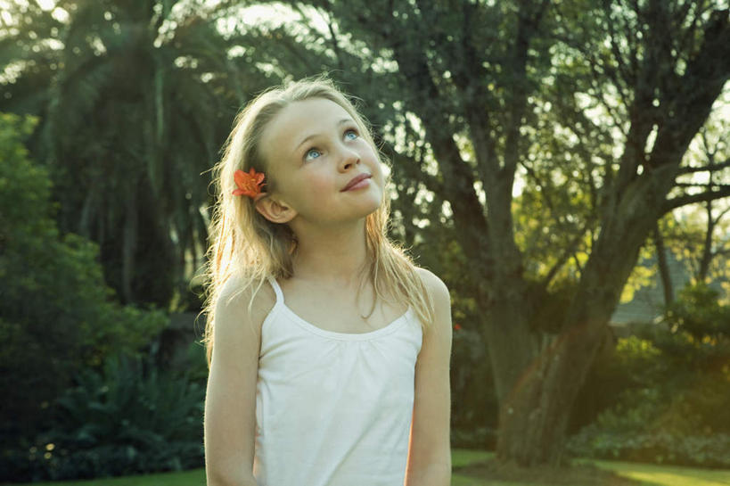 西方人,儿童,一个人,站,笑,微笑,横图,室外,白天,正面,纯洁,草地,草坪,植物,吊带,欧洲,欧洲人,仅一个女性,仅一个人,阴影,服装,盛开,光线,影子,花蕾,注视,吊带衫,草,花,花瓣,花朵,鲜花,树,树木,一朵,小孩,衣服,红色,绿色,白色,阳光,自然,花苞,花蕊,看,站着,仅一个小孩,金色,可爱,童年,童趣,服饰,生长,成长,衣着,穿着,关注,童真,烂漫,无邪,衣饰,天真,女孩,女人,女性,白种人,孩子,长发,直发,抬头,仰头,站立,半身,彩图,女生