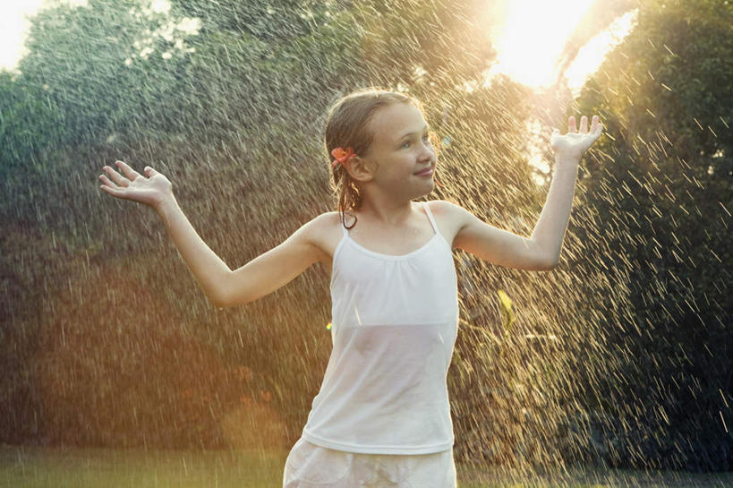 西方人,儿童,一个人,伸展双臂,笑,微笑,横图,室外,白天,正面,纯洁,草地,草坪,植物,吊带,欧洲,欧洲人,仅一个女性,仅一个人,阴影,服装,盛开,光线,影子,花蕾,注视,吊带衫,草,花,花瓣,花朵,鲜花,树,树木,一朵,小孩,衣服,红色,绿色,白色,阳光,自然,花苞,花蕊,观察,看,仅一个小孩,可爱,童年,童趣,服饰,生长,成长,观看,察看,衣着,穿着,关注,童真,烂漫,无邪,衣饰,天真,女孩,女人,女性,白种人,孩子,敞开双臂,伸开双臂,展开双肩,张开手臂,张开双臂,半身,彩图,眩光,女生