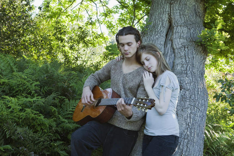 西方人,两个人,站,横图,室外,白天,正面,爱情,植物,欧洲,欧洲人,阴影,服装,光线,影子,吉他,乐器,弦乐器,浪漫,弹奏,演奏,注视,休闲装,树,树木,衣服,绿色,阳光,自然,观察,看,靠,靠着,站着,休闲,温暖,温馨,休闲服,恩爱,弹琴,恋人,服饰,生长,成长,观看,和睦,察看,关注,弹拨弦鸣乐器,男人,男性,年轻男性,年轻女性,女人,女性,白种人,情侣,站立,半身,彩图,伴侣,融洽,弹拨弦乐器