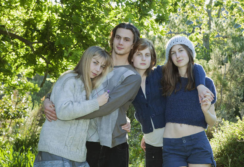 西方人,四个人,伙伴,朋友,站,抱,横图,室外,白天,正面,友谊,树林,植物,帽子,欧洲,欧洲人,阴影,服装,光线,影子,注视,休闲装,树,树木,衣服,绿色,阳光,自然,观察,看,靠,靠着,站着,休闲,休闲服,服饰,生长,成长,抱着,观看,察看,搂着,关注,编织帽,友情,男人,男性,年轻男性,年轻女性,女人,女性,白种人,搂,搂抱,站立,半身,彩图