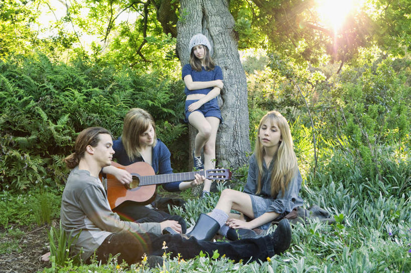 西方人,四个人,伙伴,朋友,站,坐,双手交叉,横图,室外,白天,正面,聚会,友谊,草地,草坪,植物,帽子,欧洲,欧洲人,阴影,服装,光线,影子,吉他,乐器,弦乐器,弹奏,演奏,注视,休闲装,草,树,树木,衣服,绿色,阳光,自然,观察,看,靠,靠着,站着,休闲,休闲服,服饰,生长,成长,观看,察看,双手抱胸,关注,弹拨弦鸣乐器,编织帽,友情,男人,男性,年轻男性,年轻女性,女人,女性,白种人,站立,坐着,彩图,全身,弹拨弦乐器