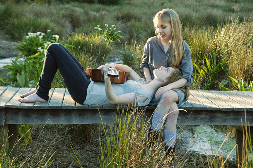 西方人,两个人,坐,躺,抱,笑,微笑,露齿笑,横图,室外,白天,正面,草地,草坪,河流,水,植物,欧洲,欧洲人,阴影,服装,光线,木板,影子,河水,水流,桥,吉他,乐器,弦乐器,木桥,弹奏,演奏,注视,休闲装,光脚,栈桥,草,衣服,绿色,小溪,阳光,溪水,观察,看,休闲,赤脚,休闲服,服饰,抱着,观看,人行桥,木板桥,察看,搂着,关注,弹拨弦鸣乐器,卧着,男人,男性,年轻男性,年轻女性,女人,女性,白种人,搂,躺着,卧,坐着,彩图,全身,弹拨弦乐器