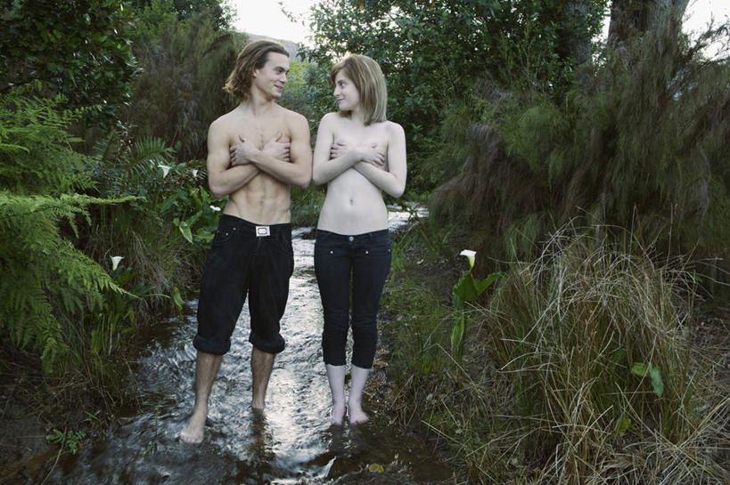 西方人,两个人,站,笑,双手交叉,微笑,横图,室外,白天,正面,爱情,草地,草坪,河流,水,植物,欧洲,欧洲人,阴影,裤子,光线,影子,河水,水流,浪漫,注视,裸露,草,树,树木,绿色,天空,阳光,自然,天,观察,看,站着,温暖,温馨,恩爱,恋人,生长,成长,观看,和睦,察看,双手抱胸,关注,裸,男人,男性,年轻男性,年轻女性,女人,女性,白种人,情侣,站立,彩图,全身,伴侣,融洽