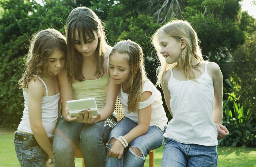 西方人,儿童,四个人,伙伴,朋友,坐,笑,说,打电话,微笑,横图,室外,白天,正面,讨论,友谊,草地,草坪,植物,电话,手机,吊带,欧洲,欧洲人,握,阴影,服装,裤子,光线,影子,拿,拿着,注视,吊带衫,牛仔裤,通讯设备,草,树,树木,小孩,衣服,绿色,阳光,自然,观察,看,握着,服饰,生长,成长,观看,察看,衣着,穿着,关注,背手,衣饰,交流,友情,女孩,女人,女性,白种人,沟通,讲话,交谈,商讨,说话,谈话,通话,坐着,半身,彩图,女生