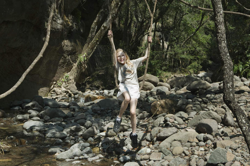 西方人,儿童,一个人,坐,笑,微笑,横图,室外,白天,正面,游戏,纯洁,河流,石头,树林,水,植物,欧洲,欧洲人,仅一个女性,仅一个人,许多,握,摇摆,阴影,服装,光线,石子,影子,河水,水流,玩,注视,休闲装,娱乐,树,树木,小孩,衣服,绿色,阳光,自然,秋千,荡秋千,观察,看,仅一个小孩,休闲,休闲服,可爱,童年,童趣,握着,服饰,生长,成长,观看,活动,察看,关注,摇晃,童真,烂漫,无邪,天真,女孩,女人,女性,白种人,孩子,石块,玩耍,嬉戏,坐着,彩图,全身,女生