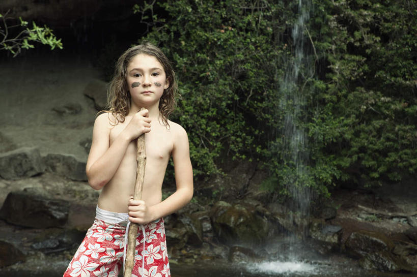 西方人,儿童,一个人,站,横图,室外,白天,正面,纯洁,石头,瀑布,水,植物,欧洲,欧洲人,仅一个女性,仅一个人,握,飞溅,花纹,短裤,溅,棍子,石子,图案,液体,水滴,棕色,拿,拿着,注视,裸露,水珠,树,树木,小孩,绿色,自然,观察,看,站着,仅一个小孩,可爱,童年,童趣,握着,生长,成长,观看,木棍,察看,关注,喷洒,裸,童真,烂漫,无邪,天真,女孩,女人,女性,白种人,孩子,长发,跌水,石块,岩石,站立,半身,彩图,女生