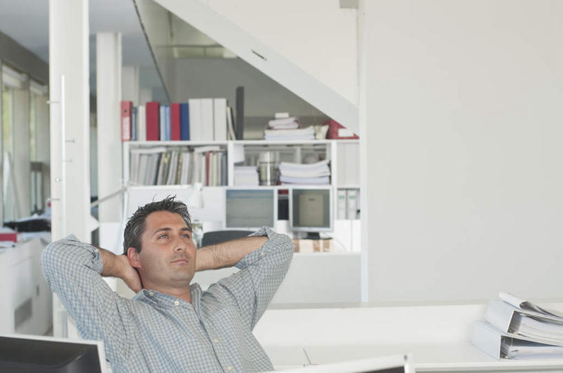 西方人,一个人,商务人士,商务男性,办公室,坐,横图,室内,白天,正面,衬衫,电脑,显示器,鼠标,键盘,柜子,桌子,书籍,椅子,欧洲,欧洲人,仅一个男性,仅一个人,仅一个中年男性,一排,许多,套装,整齐,网络,材料,档案,文件,办公桌,墙,注视,输入设备,通讯设备,墙壁,墙面,排列,资料,观察,看,思考,台式电脑,观看,察看,双手抱头,队列,关注,文档,通信设备,商务装,档案柜,工薪阶层,输出设备,思虑,男人,男性,中年男性,白种人,白领,上班族,书,图书,坐着,半身,彩图,衬衣