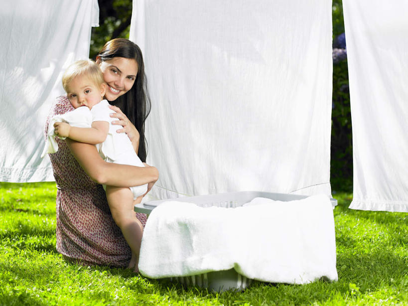 西方人,婴儿,儿童,两个人,家庭,母亲,坐,抱,笑,微笑,露齿笑,横图,室外,白天,侧面,裙子,纯洁,草地,草坪,植物,欧洲,欧洲人,吊挂,晾晒,悬挂,阴影,连衣裙,光线,篮子,影子,床单,挂,注视,草,树,树木,小孩,粉色,绿色,白色,阳光,自然,观察,看,温暖,温馨,一家人,可爱,母爱,童年,童趣,活泼,生长,成长,抱着,观看,和睦,察看,便利,搂着,存放,关注,载具,宝宝,童真,纯真,烂漫,无邪,快捷,方便,母婴,寄存,寄放,暂存,伶俐,天真,年轻女性,女人,女性,白种人,孩子,年轻人,搂,搂抱,坐着,彩图,全身,草编婴儿篮,婴儿篮,融洽