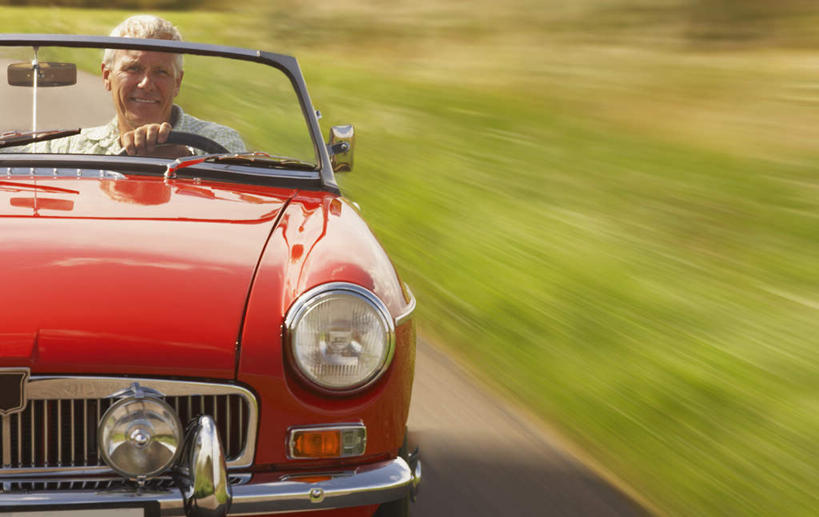 西方人,一个人,坐,横图,室外,白天,正面,安全,草地,草坪,植物,窗户,镜子,汽车,欧洲,欧洲人,仅一个男性,仅一个人,一辆,握,阴影,朦胧,模糊,反射,光线,影子,跑车,玻璃窗,车,草,红色,绿色,阳光,车窗,交通工具,开车,仅一个老年男性,金色,握着,后视镜,镜像,生命,镜面,载具,敞篷跑车,光学,侧视镜,老年男性,男人,男性,白种人,坐着,半身,彩图,短发