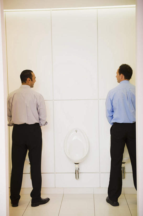 东方人,西方人,两个人,商务人士,商务男性,站,笑,微笑,竖图,室内,白天,衬衫,卫生间,洗手间,欧洲,欧洲人,亚洲,套装,瓷砖,地砖,墙,地面,注视,黄种人,墙壁,墙面,背面,观察,看,站着,观看,察看,关注,商务装,工薪阶层,小便池,男人,男性,中年男性,白种人,亚洲人,白领,上班族,厕所,站立,彩图,全身,衬衣