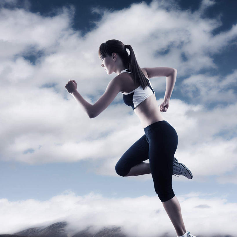西方人,一个人,跑,竖图,室外,白天,侧面,运动服,锻炼,运动,欧洲,欧洲人,仅一个年轻女性,仅一个女性,仅一个人,阴影,服装,光线,影子,云,云朵,云彩,注视,衣服,蓝色,白云,蓝天,天空,阳光,天,观察,看,服饰,晴朗,观看,察看,衣着,穿着,关注,衣饰,体育,年轻女性,女人,女性,白种人,长发,直发,晴空,跑步,半身,彩图,健身,运动装