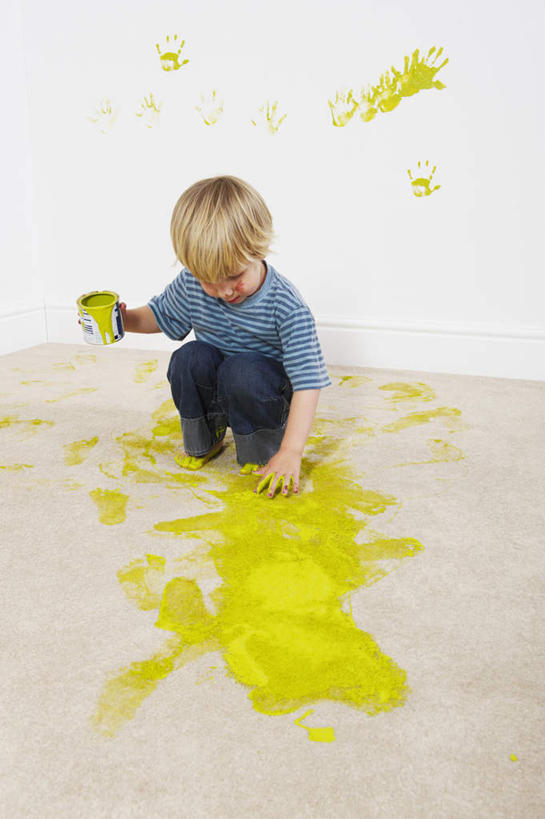 西方人,儿童,一个人,蹲,竖图,室内,白天,正面,纯洁,地毯,装修,欧洲,欧洲人,仅一个男性,仅一个人,服装,装饰,编织,材料,手工艺品,墙,织物,休闲装,装潢,墙壁,墙面,小孩,衣服,黄色,蓝色,工艺品,仅一个小孩,休闲,休闲服,可爱,童年,童趣,服饰,油漆,保护,华丽,修饰,涂料,点缀,童真,烂漫,无邪,衬托,美观,雅致,雅观,天真,男孩,男人,男性,白种人,孩子,蹲着,画画,彩图,全身,男生