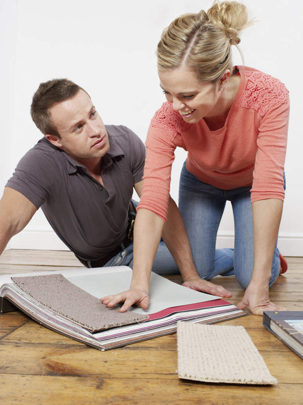 西方人,中年人,两个人,家庭,夫妻,坐,跪,笑,微笑,露齿笑,竖图,室内,白天,正面,爱情,地板,装修,书籍,欧洲,欧洲人,一本,一堆,许多,撑,握,堆叠,堆积,服装,裤子,散落,木板,墙,地面,浪漫,拿,拿着,注视,牛仔裤,休闲装,装潢,木地板,墙壁,墙面,衣服,红色,打开,观察,看,休闲,温暖,温馨,一家人,休闲服,恩爱,握着,恋人,服饰,观看,堆,和睦,察看,撑着,开启,关注,男人,男性,女人,女性,中年男性,中年女性,白种人,夫妇,情侣,书,图书,跪着,坐着,半身,彩图,伴侣,融洽