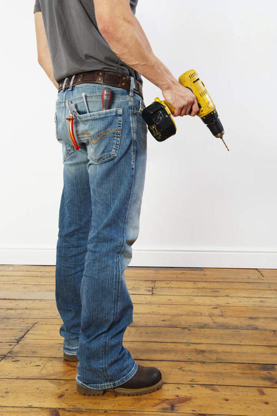 西方人,一个人,站,竖图,室内,白天,侧面,T恤衫,地板,装修,欧洲,欧洲人,仅一个男性,仅一个人,仅一个中年男性,握,服装,裤子,墙,地面,拿,T恤,拿着,牛仔裤,休闲装,装潢,木地板,墙壁,墙面,衣服,站着,休闲,休闲服,握着,服饰,电钻,手电钻,电动工具,男人,男性,中年男性,白种人,站立,半身,彩图