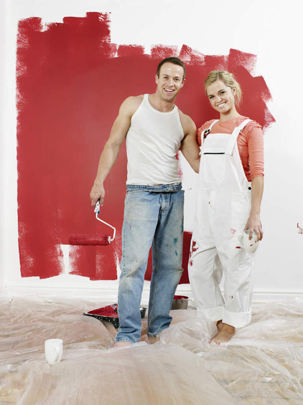 咖啡,西方人,中年人,两个人,家庭,夫妻,站,抱,笑,微笑,露齿笑,竖图,室内,白天,正面,爱情,幸福,地板,装修,杯子,欧洲,欧洲人,握,服装,裤子,装饰,背心,布,材料,瓷器,墙,咖啡杯,陶瓷制品,地面,浪漫,拿,拿着,注视,牛仔裤,休闲装,光脚,娱乐,装潢,木地板,墙壁,墙面,饮料,衣服,红色,粉刷,刷子,观察,看,站着,享受,休闲,温暖,温馨,一家人,赤脚,休闲服,背带裤,恩爱,放松,乐趣,握着,恋人,服饰,抱着,观看,油漆,滚筒刷,保护,布匹,涂料,和睦,察看,提神,舒适,搂着,关注,瓷杯,醒脑,防水,滚刷,软饮料,防潮,油布,饭单裤,工装裤,男人,男性,女人,女性,中年男性,中年女性,白种人,夫妇,情侣,搂,搂抱,站立,彩图,全身,伴侣,融洽,滚筒