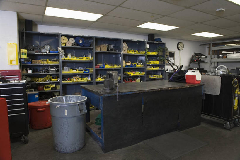 无人,工厂,横图,室内,白天,正面,车间,天花板,桌面,桌子,照明,时间,木制,工具,时钟,桶,塑料,灯光,计时,顶灯,架子,灯,木制品,容器,塑料制品,箱子,灯具,挂钟,钟表,工具箱,表,储藏,塑料桶,照亮,照明设备,储存,对象,钟,彩图,制造厂,东西,贮存