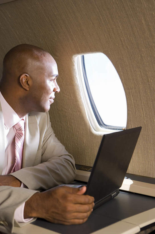 西方人,一个人,商务人士,商务男性,坐,笑,微笑,露齿笑,竖图,室内,白天,正面,衬衫,电脑,笔记本电脑,窗户,桌面,桌子,飞机,椅子,欧洲,非洲,黑人,欧洲人,仅一个男性,仅一个人,仅一个中年男性,套装,网络,木制,交通,扭头,注视,通讯设备,航空,玻璃窗,木制品,交通工具,观察,看,转头,搭,运输,观看,一台,察看,无线,客机,搭着,关注,载具,通信设备,商务装,无线网络,无线上网,便携式电脑,工薪阶层,手提电脑,男人,男性,中年男性,非洲人,白领,上班族,坐着,半身,彩图,衬衣