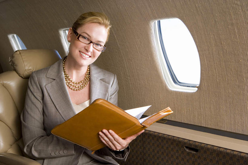 西方人,一个人,商务人士,商务女性,坐,笑,微笑,露齿笑,横图,室内,白天,正面,窗户,桌面,桌子,飞机,项链,椅子,欧洲,欧洲人,仅一个女性,仅一个人,一副,握,套装,木制,材料,档案,文件,眼镜,交通,拿,拿着,注视,航空,玻璃窗,装饰品,木制品,饰品,首饰,资料,交通工具,观察,看,仅一个中年女性,握着,运输,观看,察看,客机,关注,载具,文档,商务装,近视眼镜,工薪阶层,女人,女性,中年女性,白种人,白领,上班族,坐着,半身,彩图