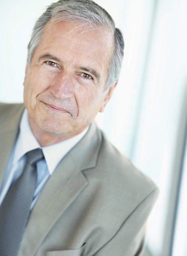 西方人,脸,头,脸颊,头发,一个人,商务人士,商务男性,站,笑,微笑,竖图,室内,特写,白天,正面,衬衫,窗户,欧洲,欧洲人,仅一个男性,仅一个人,套装,朦胧,模糊,墙,注视,肩膀,玻璃窗,墙壁,墙面,灰色,观察,看,站着,仅一个老年男性,观看,察看,关注,商务装,工薪阶层,老年男性,男人,男性,白种人,头部,直发,脸部,脸蛋,面部,白领,上班族,站立,半身,彩图,衬衣,短发