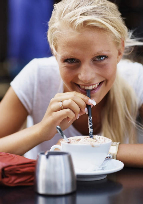 西方人,一个人,坐,笑,微笑,露齿笑,竖图,室外,白天,正面,桌面,桌子,杯子,餐具,椅子,欧洲,欧洲人,仅一个年轻女性,仅一个女性,仅一个人,握,阴影,服装,朦胧,模糊,光线,木制,瓷器,碟子,盘,影子,勺子,咖啡杯,陶瓷制品,拿,拿着,注视,休闲装,装饰品,一个,衣服,白色,阳光,盘子,木制品,饰品,手链,首饰,调羹,碟,汤匙,观察,看,休闲,休闲服,握着,服饰,手镯,单个,观看,察看,关注,咖啡店,瓷杯,咖啡屋,镯子,年轻女性,女人,女性,白种人,坐着,半身,彩图,咖啡馆