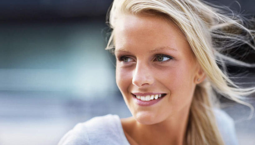 西方人,脸,头,脸颊,头发,一个人,站,笑,微笑,露齿笑,横图,室外,特写,白天,正面,欧洲,欧洲人,仅一个年轻女性,仅一个女性,仅一个人,阴影,服装,朦胧,模糊,光线,影子,注视,休闲装,肩膀,衣服,白色,阳光,观察,看,站着,休闲,休闲服,金色,服饰,观看,察看,关注,年轻女性,女人,女性,白种人,头部,长发,直发,脸部,脸蛋,面部,站立,半身,彩图