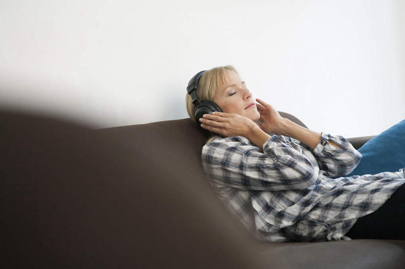 西方人,一个人,客厅,坐,躺,闭眼,横图,室内,白天,侧面,沙发,欧洲,欧洲人,仅一个女性,仅一个人,握,服装,朦胧,模糊,墙,拿,听,拿着,休闲装,墙壁,墙面,衣服,耳机,耳麦,仅一个中年女性,休闲,休闲服,握着,服饰,麦克风,起居室,头戴式耳麦,布艺沙发,客堂,卧着,女人,女性,中年女性,白种人,闭眼睛,闭着眼,闭着眼睛,躺着,卧,坐着,半身,彩图,头戴式耳机