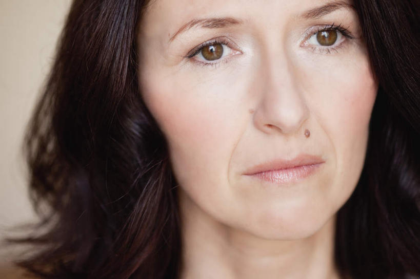 西方人,脸,头,脸颊,一个人,横图,室内,特写,白天,正面,失败,欧洲,欧洲人,仅一个女性,仅一个人,沮丧,墙,棕色,注视,墙壁,墙面,观察,看,仅一个中年女性,难受,无奈,观看,失望,悲伤,察看,伤心,难过,关注,失落,颓废,挫败,受挫,落败,落空,错过,失足,失意,失策,失算,颓丧,衰颓,悲哀,懊丧,颓靡,气馁,丧气,败北,挫折,失利,女人,女性,中年女性,白种人,头部,长发,卷发,脸部,脸蛋,面部,半身,彩图