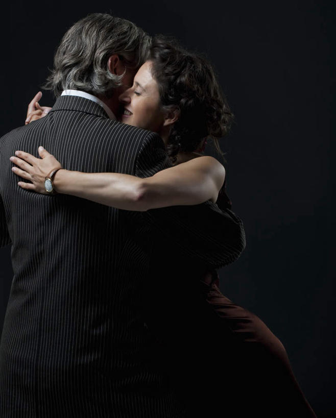 西方人,中年人,背部,两个人,家庭,夫妻,站,抱,竖图,室内,白天,正面,衬衫,晚礼服,西装,爱情,跳舞,欧洲,欧洲人,一条,黑色背景,套装,服装,正装,时间,时钟,手表,领带,浪漫,计时,扭头,注视,休闲装,职业装,衣服,钟表,观察,看,站着,转头,休闲,温暖,温馨,一家人,休闲服,表,恩爱,搭,恋人,摄影,服饰,影棚,抱着,观看,腕表,和睦,察看,搂着,搭着,关注,舞姿,男人,男性,女人,女性,中年男性,中年女性,白种人,夫妇,情侣,钟,搂,搂抱,站立,半身,彩图,影棚拍摄,衬衣,晚宴服,舞会服,洋服,洋装,夜礼服,拍摄,舞蹈,伴侣,融洽