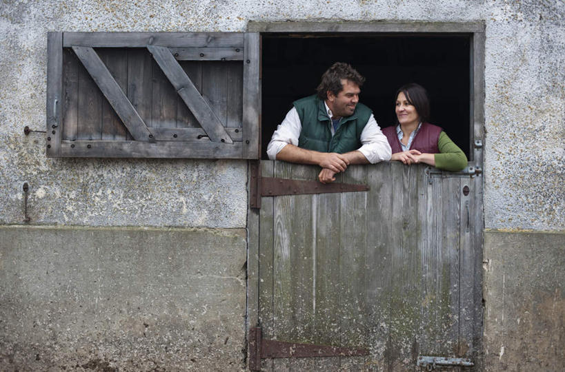 西方人,中年人,两个人,家庭,夫妻,站,横图,室外,白天,正面,爱情,门,欧洲,欧洲人,服装,木制,墙,浪漫,扭头,注视,休闲装,相视,墙壁,墙面,衣服,木制品,门框,观察,看,站着,转头,休闲,温暖,温馨,一家人,面对面,休闲服,恩爱,搭,恋人,服饰,观看,对视,和睦,察看,互视,搭着,关注,相对,相看,男人,男性,女人,女性,中年男性,中年女性,白种人,夫妇,情侣,站立,彩图,全身,伴侣,融洽