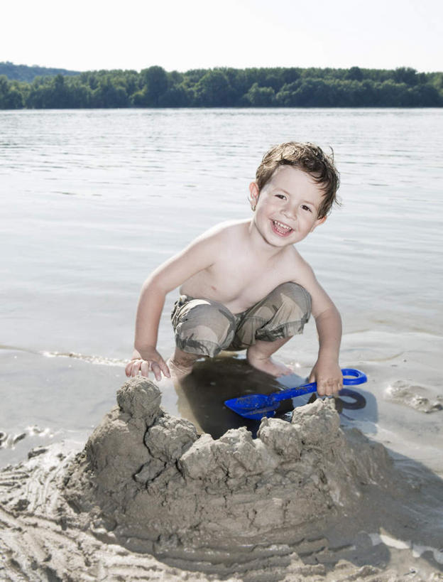 西方人,儿童,一个人,蹲,笑,微笑,露齿笑,竖图,室外,白天,正面,游戏,纯洁,河流,山,山脉,水,植物,玩具,欧洲,欧洲人,仅一个男性,仅一个人,握,阴影,光线,影子,河水,山峰,水流,云,云朵,山峦,拿,玩,云彩,拿着,注视,娱乐,裸露,树,树木,小孩,蓝色,绿色,白云,蓝天,天空,阳光,自然,群山,天,观察,看,仅一个小孩,休闲,可爱,童年,童趣,益智,握着,生长,晴朗,成长,观看,活动,察看,发泄,关注,消遣,智力,裸,童真,烂漫,无邪,宣泄,天真,男孩,男人,男性,白种人,孩子,晴空,蹲着,玩耍,嬉戏,彩图,全身,男生