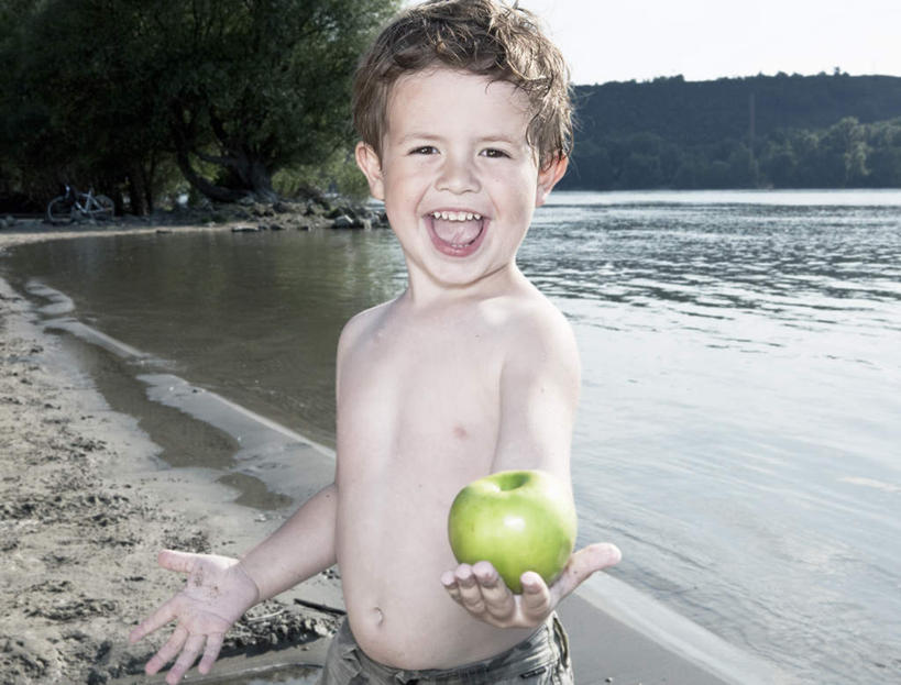 西方人,儿童,一个人,站,捧,笑,大笑,横图,室外,白天,正面,兴奋,纯洁,河流,山,山脉,水,植物,苹果,水果,欧洲,欧洲人,仅一个男性,仅一个人,阴影,新鲜,光线,影子,河水,山峰,水流,云,云朵,生食,食品,果实,山峦,云彩,注视,裸露,树,树木,食物,一个,小孩,蓝色,绿色,白云,蓝天,天空,阳光,自然,群山,天,青苹果,观察,看,站着,张嘴,仅一个小孩,可爱,童年,童趣,有机食品,绿色食品,生长,晴朗,单个,成长,观看,察看,关注,裸,张大嘴巴,童真,烂漫,无邪,哈哈大笑,天真,男孩,男人,男性,白种人,孩子,晴空,张开嘴,端,端着,捧着,手捧,站立,半身,彩图,高兴,狂笑,男生