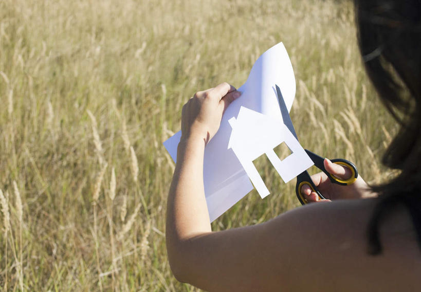 西方人,手,一个人,家,站,横图,俯视,室外,特写,白天,草地,植物,欧洲,欧洲人,双手,仅一个年轻女性,仅一个女性,仅一个人,一把,一张,握,修剪,阴影,服装,朦胧,模糊,艺术,光线,工具,剪刀,影子,纸,纸艺,手工艺品,房屋,屋子,拿,拿着,休闲装,文化,楼房,住宅,草,衣服,绿色,白色,阳光,纸制品,工艺品,剪纸,站着,休闲,手部,休闲服,握着,服饰,裁剪,剪子,剪裁,切割,高雅,自信心,品位,剪画,刻纸,年轻女性,女人,女性,白种人,站立,半身,彩图,高角度拍摄,房子