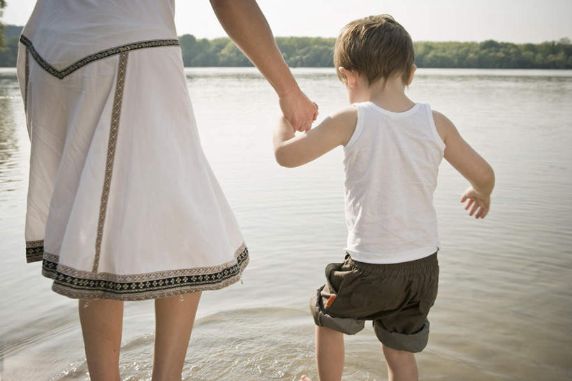 西方人,儿童,中年人,两个人,家庭,母亲,儿子,走,握手,横图,室外,白天,纯洁,河流,山,山脉,水,植物,吊带,欧洲,欧洲人,阴影,服装,光线,影子,河水,山峰,水流,云,云朵,山峦,云彩,吊带衫,树,树木,小孩,背面,衣服,蓝色,绿色,白云,蓝天,天空,阳光,自然,群山,天,低头,温暖,温馨,母子,一家人,可爱,母爱,童年,童趣,服饰,生长,晴朗,成长,和睦,衣着,穿着,童真,烂漫,无邪,垂头,衣饰,天真,男孩,女人,女性,中年女性,白种人,孩子,晴空,步行,搀手,拉手,散步,手搀手,手拉手,手牵手,手握手,走路,半身,彩图,融洽,男生