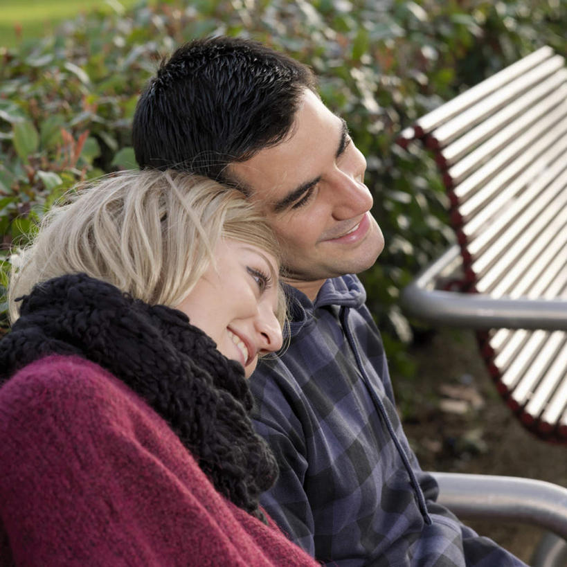 西方人,两个人,坐,笑,微笑,露齿笑,方图,俯视,室外,白天,爱情,草地,草坪,植物,叶子,椅子,欧洲,欧洲人,服装,装饰,枯叶,落叶,浪漫,注视,休闲装,草,衣服,绿色,围巾,观察,看,靠,靠着,休闲,温暖,温馨,休闲服,恩爱,恋人,服饰,围脖,观看,保暖,华丽,点缀,和睦,察看,御寒,关注,衬托,美观,雅致,雅观,男人,男性,年轻男性,年轻女性,女人,女性,白种人,情侣,叶,叶片,坐着,半身,彩图,高角度拍摄,伴侣,融洽