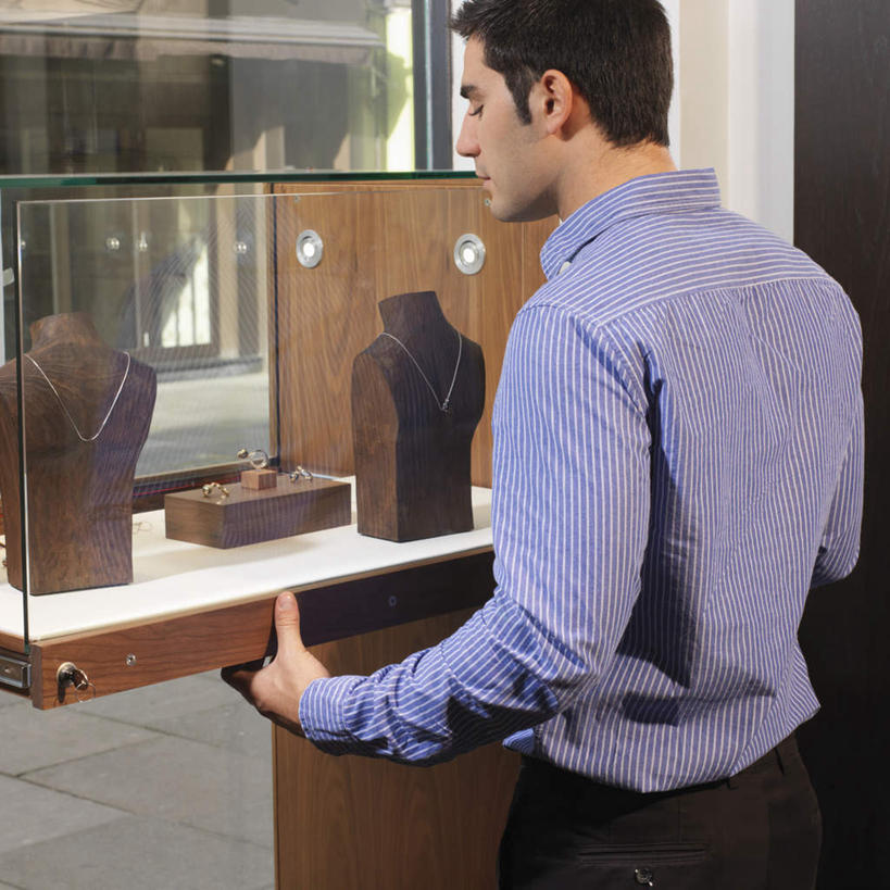 西方人,一个人,商店,站,方图,室内,白天,购物,消费,窗户,超市,橱窗,商场,项链,欧洲,欧洲人,仅一个男性,仅一个人,握,服装,拿,拿着,注视,休闲装,玻璃窗,装饰品,仅一个年轻男性,背面,衣服,饰品,首饰,观察,看,站着,休闲,休闲服,握着,金融,百货,服饰,观看,察看,关注,选购,贸易,百货公司,玻璃橱窗,血拼,男人,男性,年轻男性,白种人,站立,半身,彩图,购物商场,购物中心,商业中心