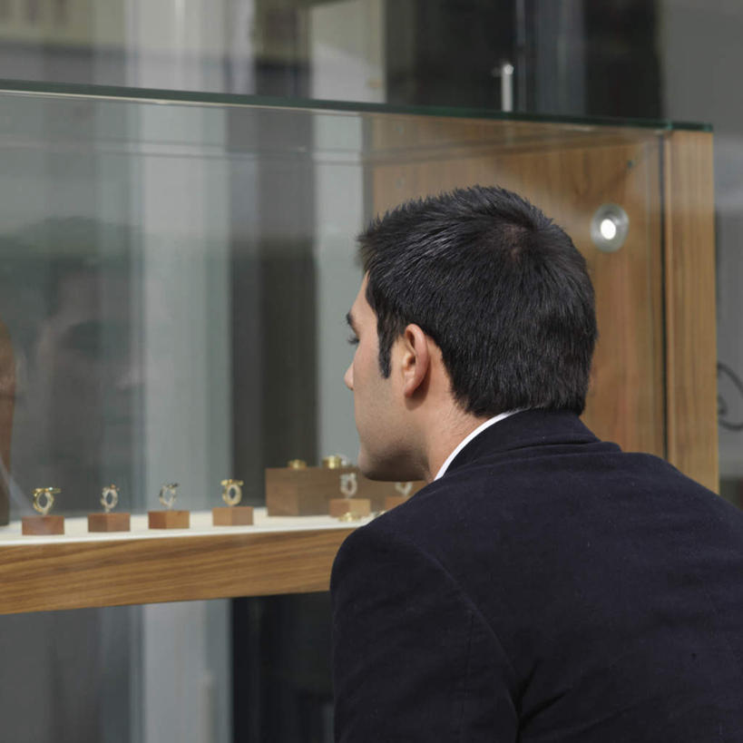 西方人,一个人,商店,站,方图,室外,白天,爱情,购物,消费,窗户,落地窗,超市,橱窗,商场,欧洲,欧洲人,仅一个男性,仅一个人,服装,浪漫,注视,休闲装,玻璃窗,装饰品,仅一个年轻男性,背面,衣服,戒指,饰品,首饰,观察,看,站着,休闲,休闲服,恩爱,金融,百货,服饰,观看,信物,察看,权利,关注,选购,贸易,百货公司,玻璃橱窗,血拼,手饰,男人,男性,年轻男性,白种人,站立,半身,彩图,购物商场,购物中心,商业中心