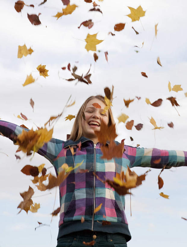 西方人,一个人,站,伸展双臂,笑,微笑,露齿笑,竖图,室外,白天,仰视,叶子,欧洲,欧洲人,仅一个女性,仅一个人,许多,服装,云,云朵,枫叶,枯叶,落叶,很多,云彩,注视,休闲装,衣服,黄色,红色,蓝色,白云,蓝天,天空,天,观察,看,站着,仅一个中年女性,休闲,休闲服,服饰,晴朗,观看,枫树叶,察看,关注,女人,女性,中年女性,白种人,叶,叶片,晴空,敞开双臂,抛,扔,伸开双臂,展开双肩,站立,张开手臂,张开双臂,半身,彩图,低角度拍摄