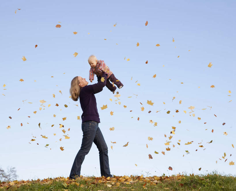 西方人,婴儿,儿童,中年人,两个人,家庭,母亲,站,举,抱,横图,室外,白天,仰视,纯洁,叶子,欧洲,欧洲人,许多,服装,枫叶,枯叶,落叶,很多,注视,休闲装,小孩,衣服,黄色,红色,蓝色,蓝天,天空,天,观察,看,托,站着,休闲,温暖,温馨,一家人,休闲服,可爱,母爱,童年,童趣,服饰,活泼,晴朗,抱着,观看,枫树叶,和睦,察看,搂着,关注,宝宝,童真,纯真,烂漫,无邪,万里无云,母婴,伶俐,天真,女人,女性,中年女性,白种人,孩子,叶,叶片,晴空,晴空万里,举起,举手,举着,搂,搂抱,向上举,向上伸,向上托,站立,彩图,低角度拍摄,全身,融洽