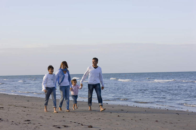 西方人,儿童,中年人,四个人,家庭,夫妻,母亲,父亲,女儿,儿子,走,握手,横图,室外,白天,正面,爱情,纯洁,海浪,海洋,沙滩,欧洲,欧洲人,牵,阴影,服装,装饰,光线,沙子,影子,海岸,浪花,水平线,辽阔,海平线,沙地,浪漫,注视,休闲装,小孩,衣服,蓝色,蓝天,天空,阳光,海水,围巾,天,观察,看,休闲,广阔,温暖,温馨,父女,父子,母女,母子,一家人,休闲服,恩爱,父爱,可爱,母爱,童年,童趣,恋人,服饰,晴朗,围脖,观看,牵着,保暖,一望无际,华丽,点缀,和睦,察看,御寒,关注,海景,童真,烂漫,无邪,万里无云,衬托,美观,雅致,雅观,无边无际,一马平川,天真,男孩,男人,男性,女孩,女人,女性,中年男性,中年女性,白种人,孩子,夫妇,情侣,大海,风浪,海,海水的波动,海滩,近岸浪,涌浪,晴空,晴空万里,步行,搀手,拉手,散步,手拉手,手握手,走路,彩图,全身,伴侣,融洽,水天相接,水天一线,男生,女生