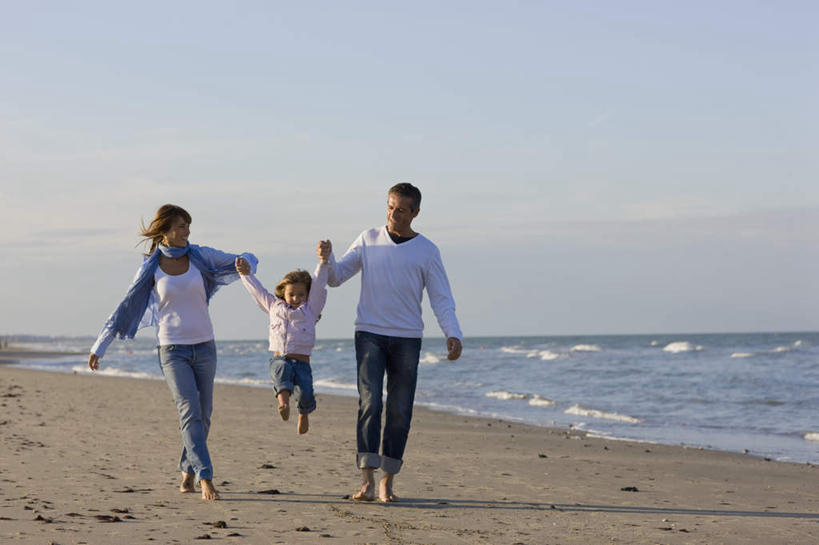 西方人,儿童,中年人,三个人,家庭,夫妻,母亲,父亲,女儿,走,跳,握手,横图,室外,白天,正面,爱情,纯洁,海浪,海洋,沙滩,欧洲,欧洲人,牵,阴影,服装,光线,沙子,影子,海岸,浪花,水平线,辽阔,海平线,沙地,半空,浪漫,注视,休闲装,小孩,衣服,蓝色,蓝天,天空,阳光,海水,天,观察,看,休闲,广阔,温暖,温馨,父女,母女,三口之家,一家人,休闲服,恩爱,父爱,可爱,母爱,童年,童趣,恋人,服饰,晴朗,观看,牵着,一望无际,和睦,察看,关注,海景,童真,烂漫,无邪,万里无云,无边无际,一马平川,天真,男人,男性,女孩,女人,女性,中年男性,中年女性,白种人,孩子,夫妇,情侣,大海,风浪,海,海水的波动,海滩,近岸浪,涌浪,晴空,晴空万里,步行,搀手,拉手,散步,手拉手,手握手,跳跃,走路,彩图,全身,伴侣,融洽,水天相接,水天一线,女生