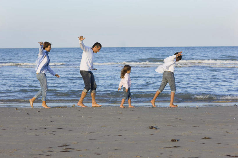 西方人,儿童,中年人,四个人,家庭,夫妻,母亲,父亲,女儿,儿子,走,伸展双臂,横图,室外,白天,侧面,爱情,纯洁,海浪,海洋,沙滩,欧洲,欧洲人,阴影,服装,装饰,光线,沙子,影子,海岸,浪花,水平线,辽阔,海平线,沙地,浪漫,注视,休闲装,小孩,衣服,蓝色,蓝天,天空,阳光,海水,围巾,天,观察,看,休闲,广阔,温暖,温馨,父女,父子,母女,母子,一家人,休闲服,恩爱,父爱,可爱,母爱,童年,童趣,恋人,服饰,晴朗,围脖,观看,保暖,一望无际,华丽,点缀,和睦,察看,御寒,关注,海景,童真,烂漫,无邪,万里无云,衬托,美观,雅致,雅观,无边无际,一马平川,天真,男孩,男人,男性,女孩,女人,女性,中年男性,中年女性,白种人,孩子,夫妇,情侣,大海,风浪,海,海水的波动,海滩,近岸浪,涌浪,晴空,晴空万里,步行,敞开双臂,散步,伸开双臂,展开双肩,张开手臂,张开双臂,走路,彩图,全身,伴侣,融洽,水天相接,水天一线,男生,女生