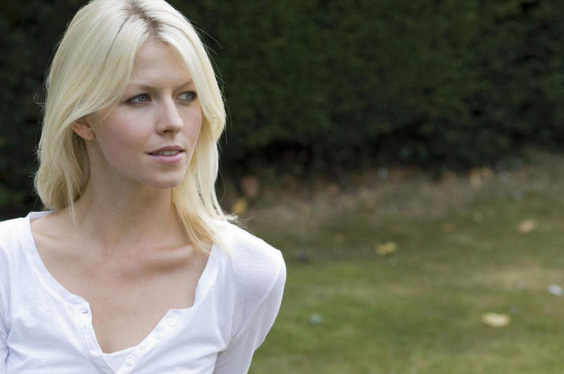 西方人,一个人,站,笑,微笑,横图,室外,白天,正面,草地,草坪,植物,欧洲,欧洲人,仅一个年轻女性,仅一个女性,仅一个人,服装,注视,休闲装,草,衣服,绿色,观察,看,站着,休闲,休闲服,服饰,观看,察看,关注,年轻女性,女人,女性,白种人,站立,半身,彩图