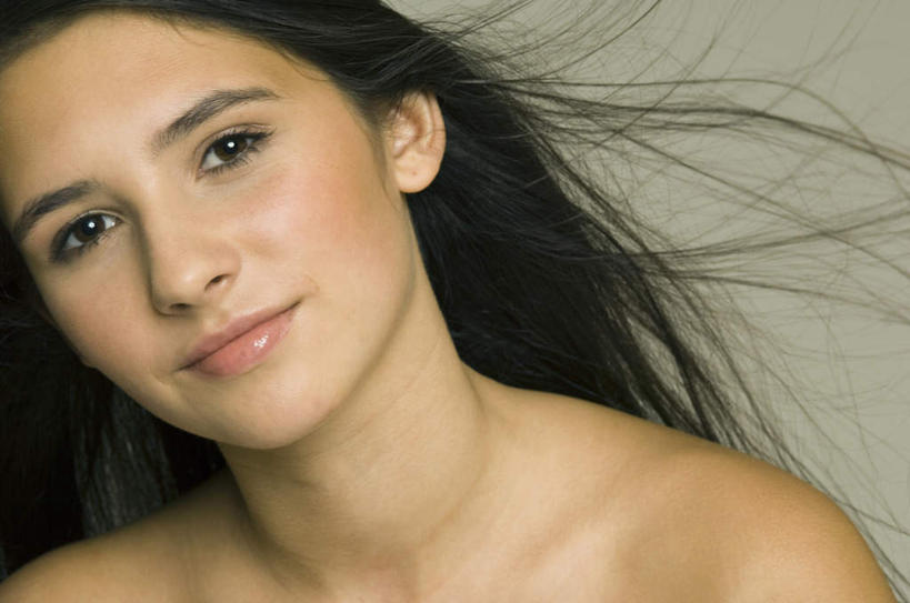 西方人,脸,头,脸颊,一个人,横图,室内,特写,白天,正面,欧洲,欧洲人,仅一个年轻女性,仅一个女性,仅一个人,灰色背景,飘扬,注视,裸露,肩膀,黑色,观察,看,摄影,影棚,观看,飘逸,察看,关注,飞扬,裸,年轻女性,女人,女性,白种人,头部,长发,直发,脸部,脸蛋,面部,半身,彩图,影棚拍摄,拍摄