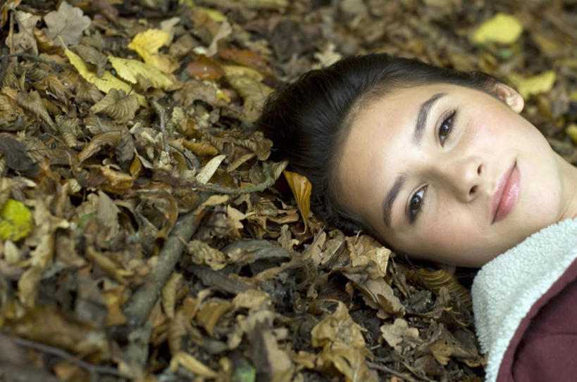 西方人,一个人,躺,笑,微笑,横图,俯视,室外,白天,叶子,欧洲,欧洲人,仅一个年轻女性,仅一个女性,仅一个人,服装,枯叶,落叶,注视,休闲装,衣服,观察,看,休闲,休闲服,服饰,观看,察看,关注,卧着,年轻女性,女人,女性,白种人,叶,叶片,躺着,卧,半身,彩图,高角度拍摄